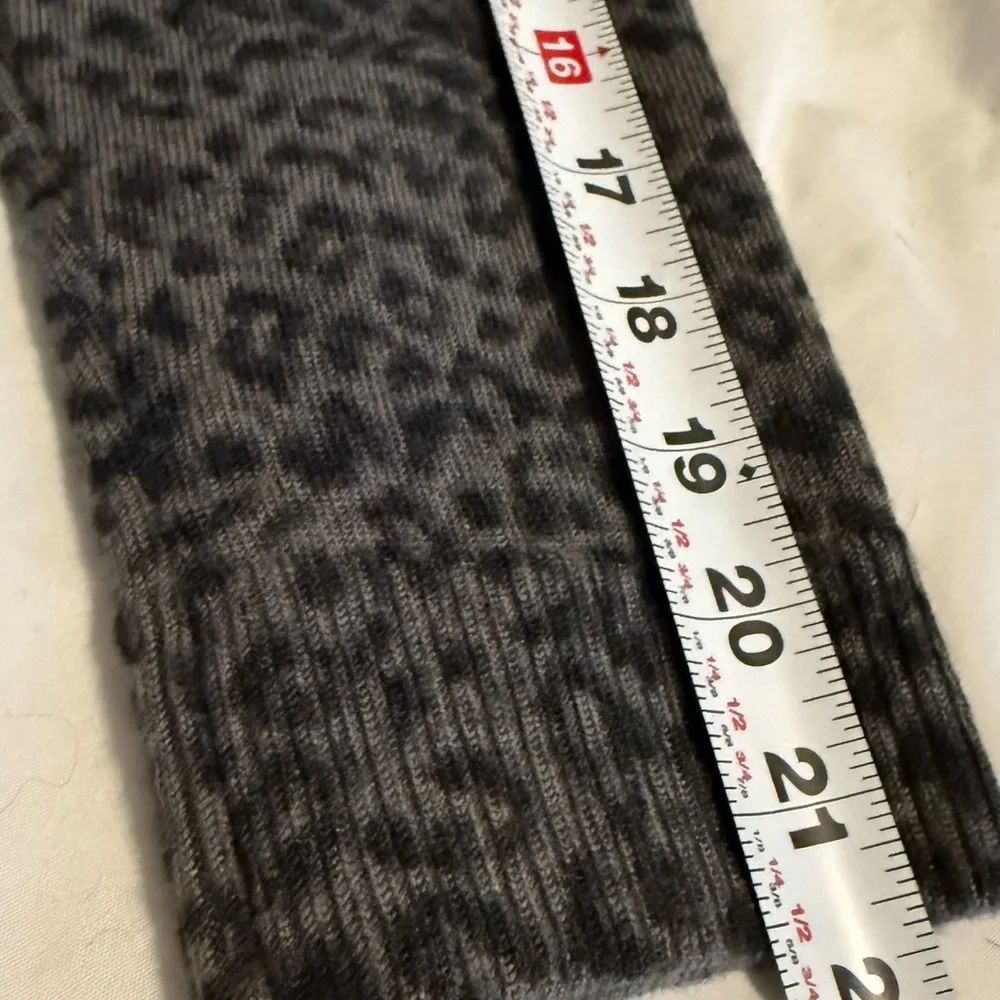 Leopard Print long sleeve Sweater with scoop neck by Calvin Klein - Picture 5 of 6